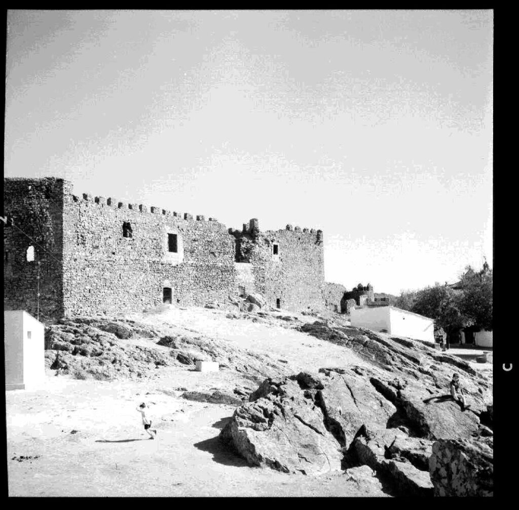 1960 - Vista del Castillo de Mont&aacute;nchez
