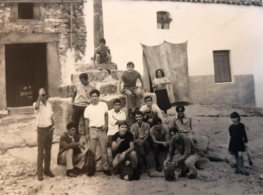 1968 - Grupos de amigos en Crucero de Mont&aacute;nchez