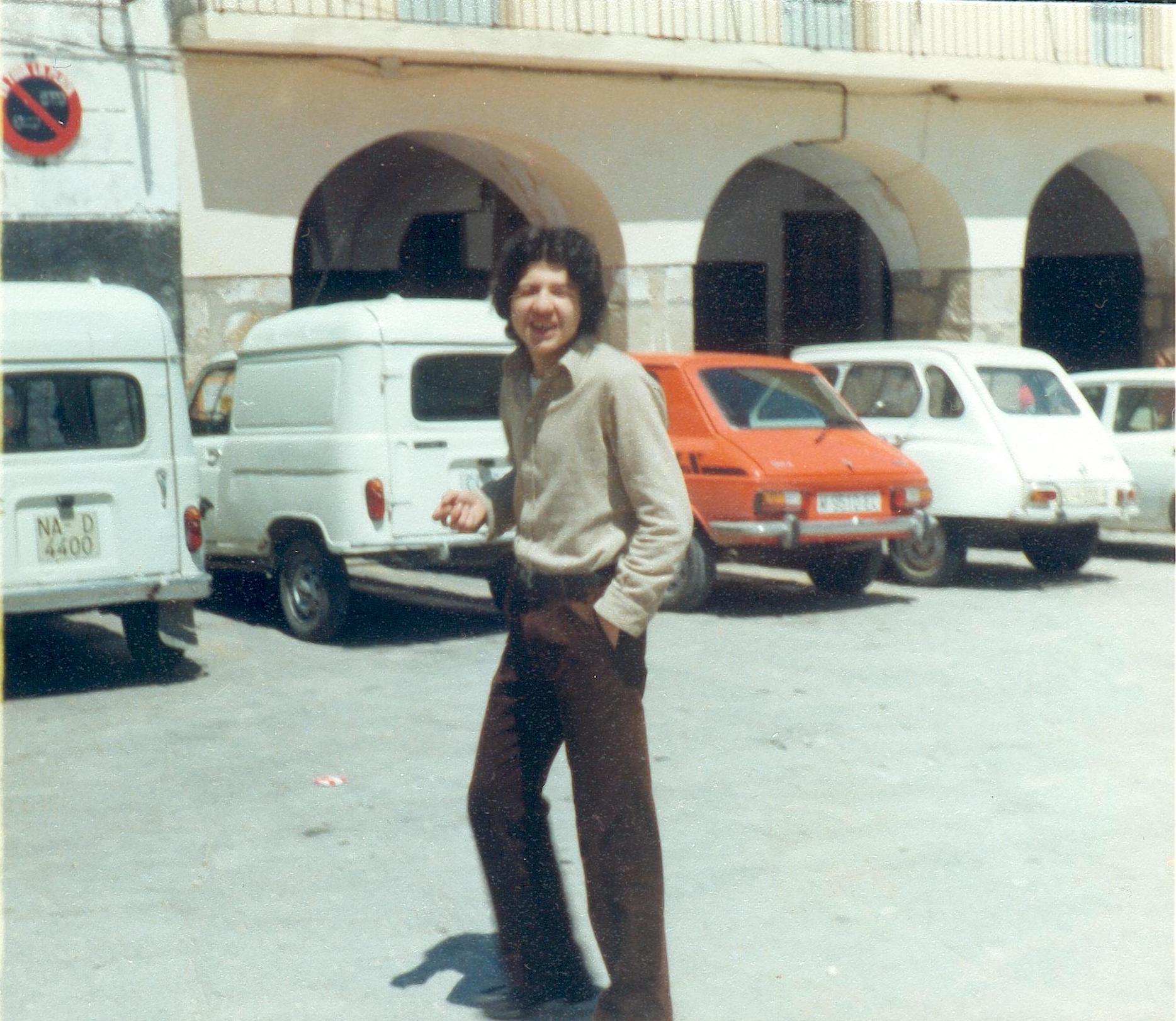 Mi hermano Nacho en la Plaza de Montánchez - años 90