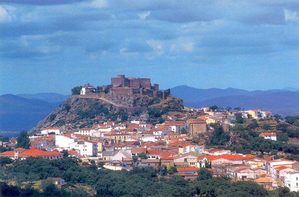 Mont&aacute;nchez - Vista de Castillo y casas