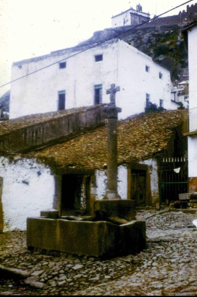 Fuente dos ca&ntilde;os y crucero - Mont&aacute;nchez