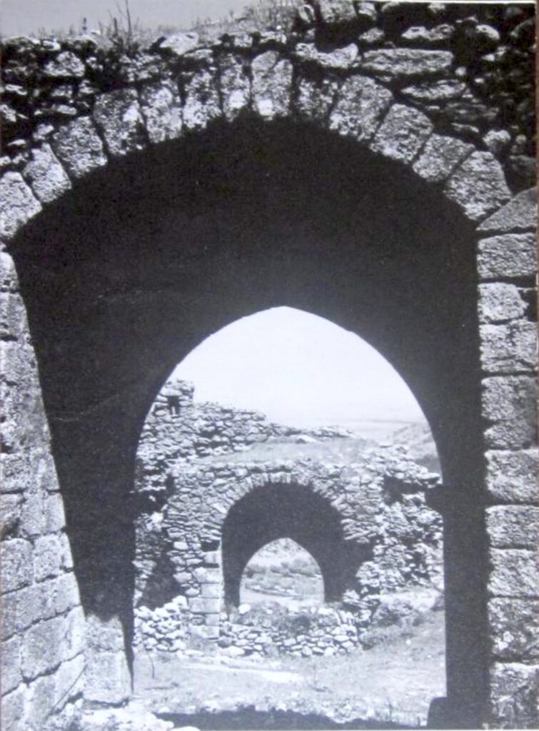 Arcos del Castillo de Mont&aacute;nchez