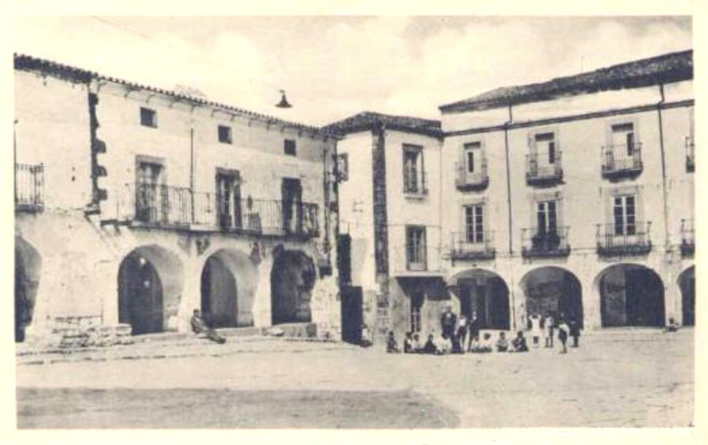 Plaza Mayor de Mont&aacute;nchez a principios de siglo XX