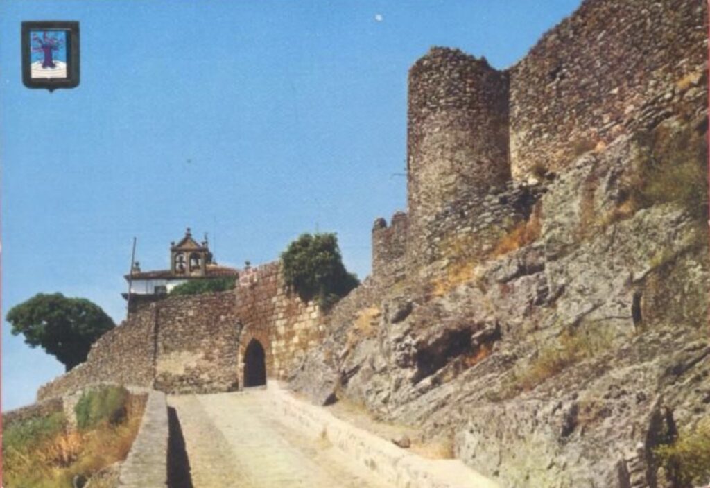 Subida al Castillo de Mont&aacute;nchez